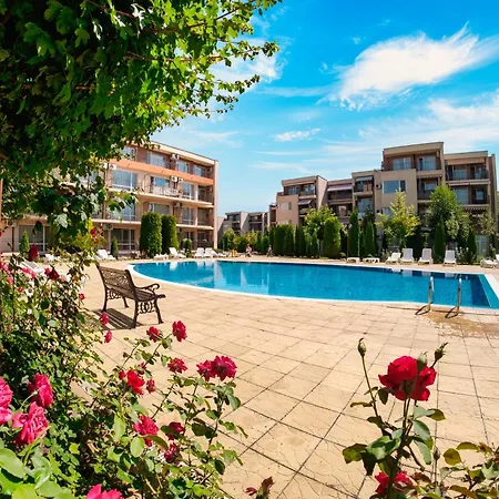 内塞巴尔堡俱乐部公寓酒店 *